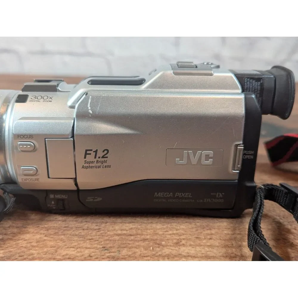 JVC GR-DV3000U Digital Video Camera Excellent Silver Tested No Battery/Charger